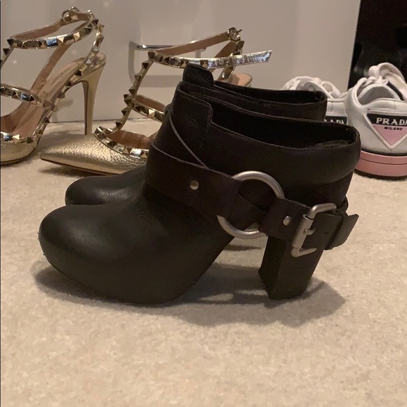 Vera Wang Lavender booties - Picture 4 of 7